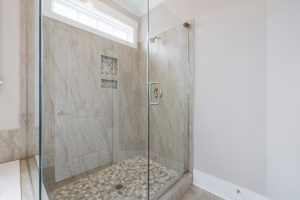 Calcaire sur la paroi de douche : astuces simples pour s'en débarrasser