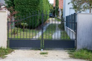 Motoriser un portail battant : bras ou vérins, comment choisir ?