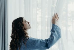 Rideaux, isolation et décoration : comment améliorer le confort de son intérieur ?